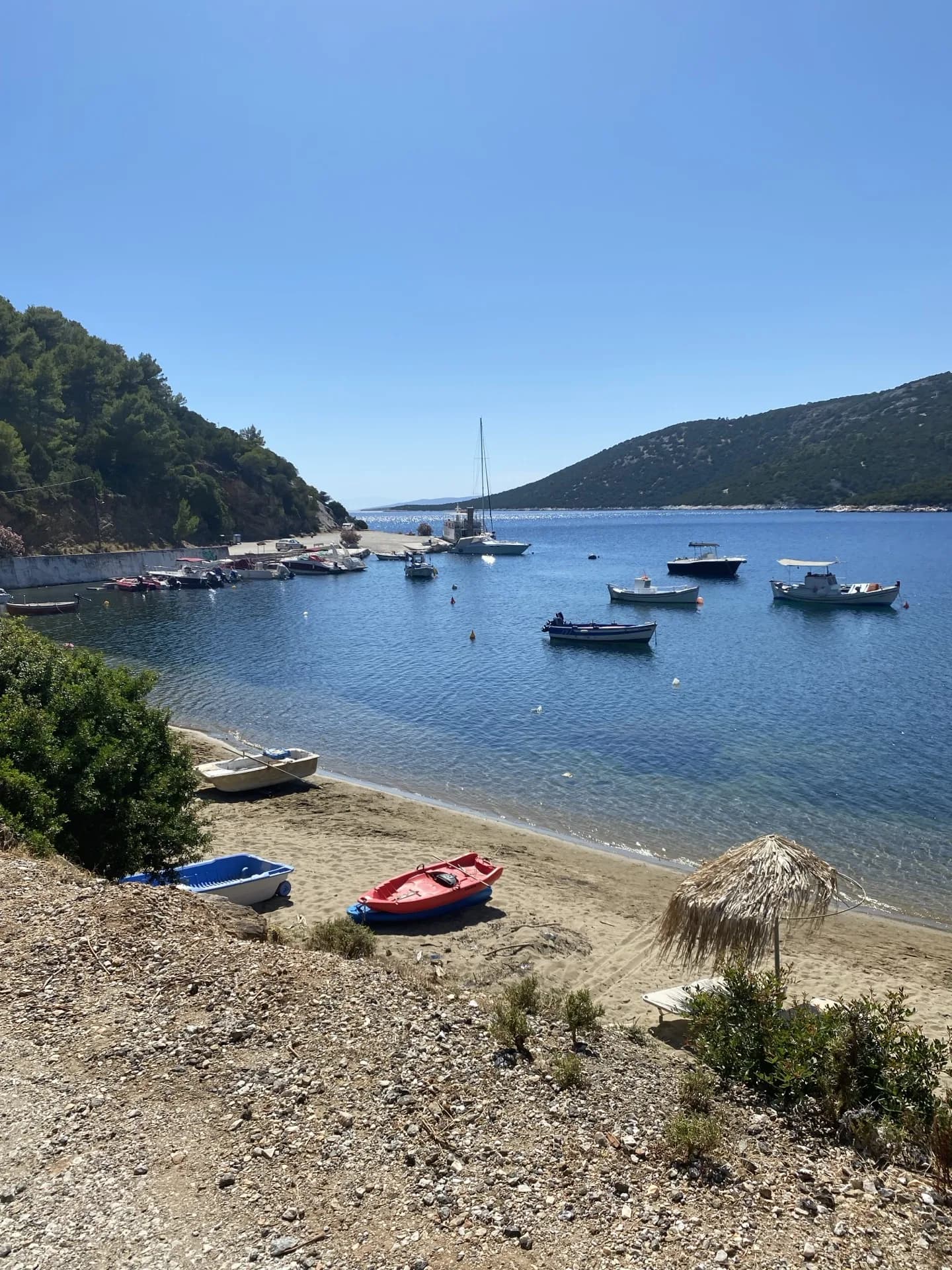 Πανοραμική θέα του χωριού της Σκύρου με παραδοσιακά λευκά κτίρια