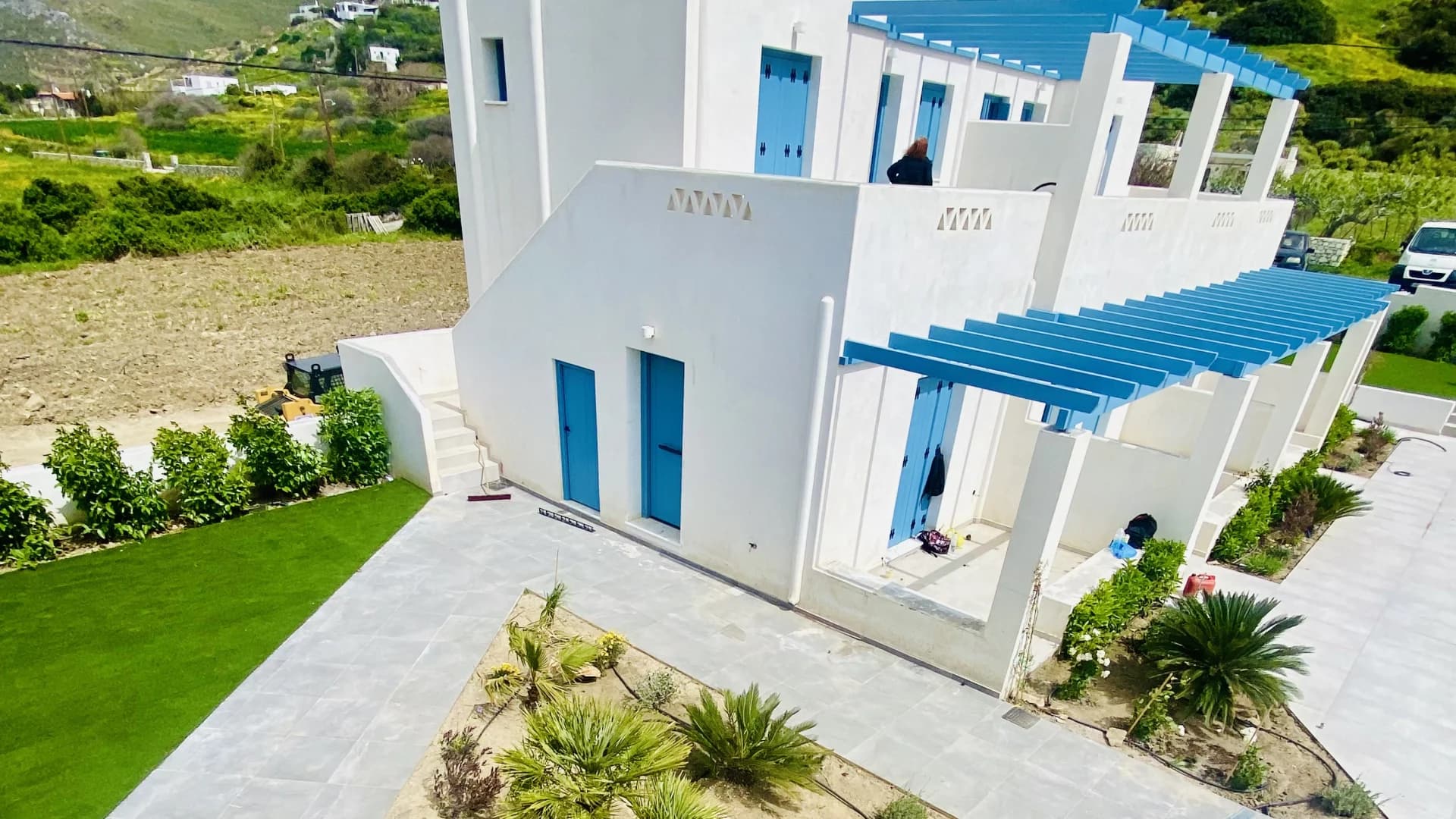 Morfeas Luxury Rooms Complex - Aerial view of complex courtyard