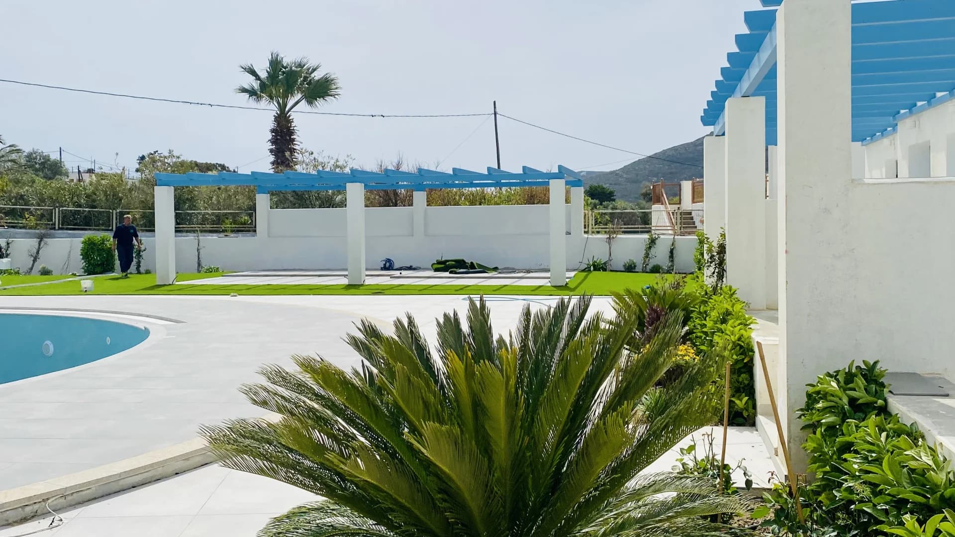 Morfeas Luxury Rooms Complex - Poolside pergola and garden
