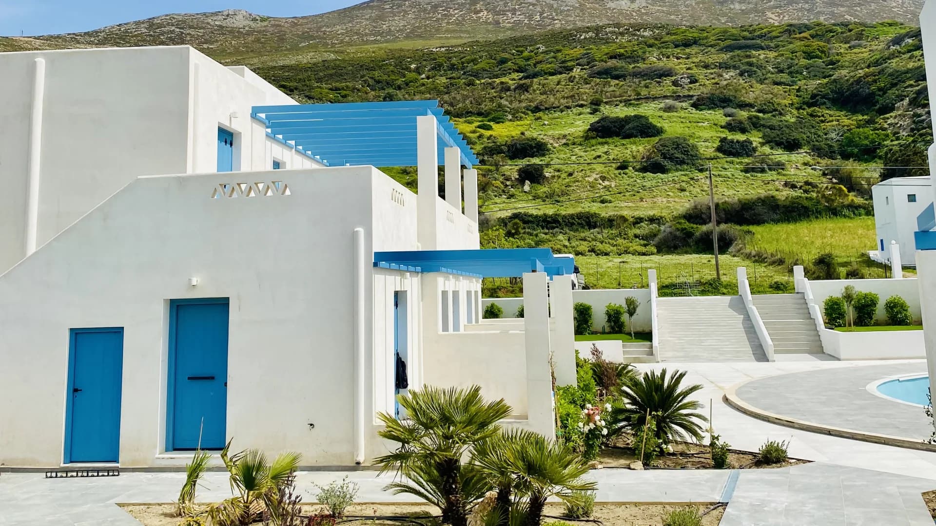 Morfeas Luxury Rooms Complex - Cycladic architecture and hillside