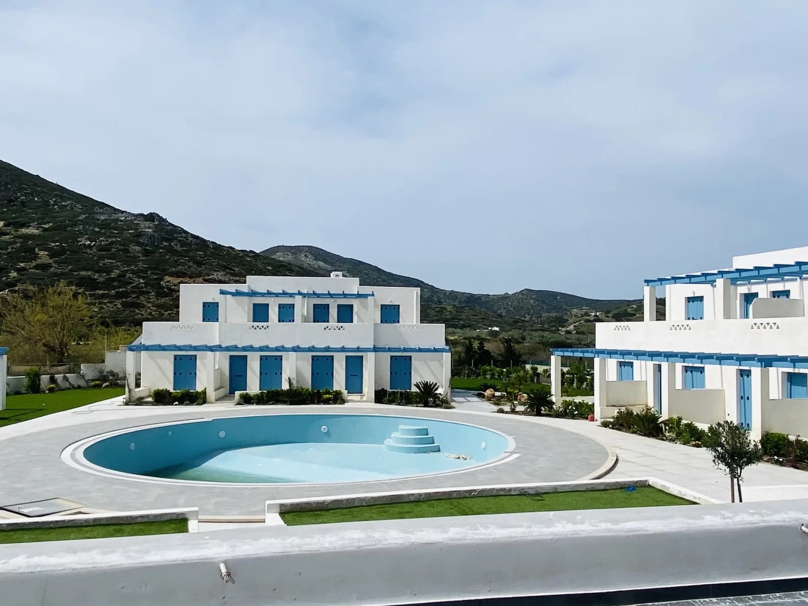 Πισίνα του συγκροτήματος με ξαπλώστρες