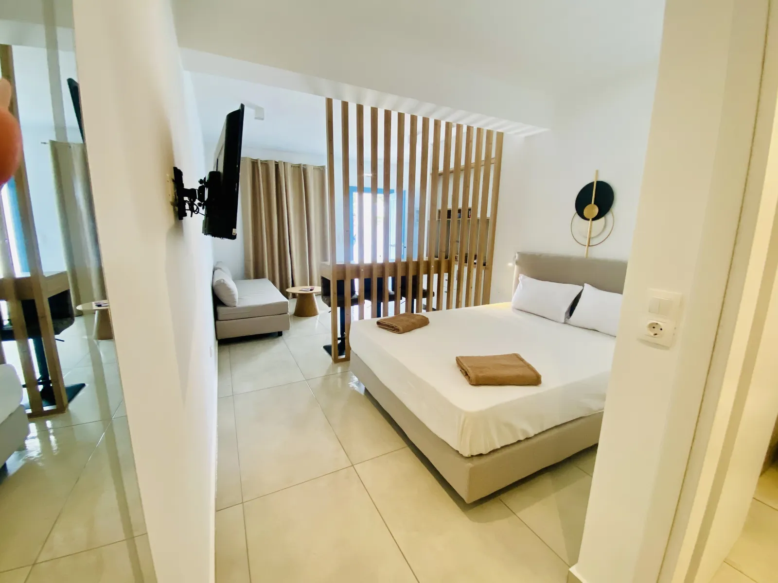 Bright triple room with double bed, TV and lounge area